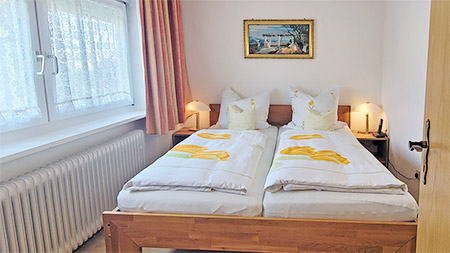 Schlafzimmer mit Doppelbett